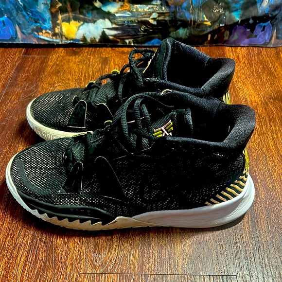 kyrie basketball shoes youth